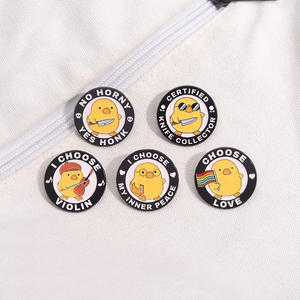 ストックラウンドリトルイエローダックかわいいバイオリンバッジ漫画の手紙ソフトエナメルラペルピン - Product Image 4