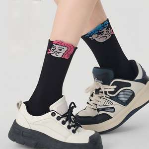 Chaussettes de streetwear pour hommes et femmes, chaussettes à motif de personnage de dessin animé, jacquard, respirantes, en mélange de coton, chaussettes tendance pour un usage quotidien et décontracté - Product Image 3