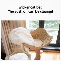 Arbre à chat artisanal en bois naturel avec poteaux à gratter en sisal, perchoirs en rotin tressé et grotte fermée – Tour d'activités intérieure pour chat