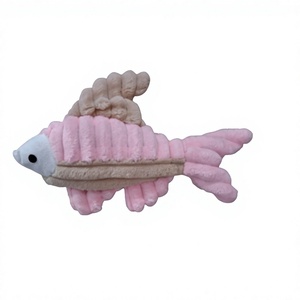 Jouet de poisson en peluche rose avec corps texturé doux et ailerons beiges, longueur 40 cm, emballage individuel en sac transparent - Product Image 1