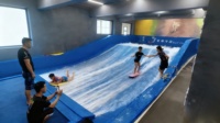 Simulateur de surf à double vague en acier bleu clair de haute qualité pour parcs aquatiques commerciaux intérieurs/extérieurs