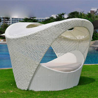 Chaise longue de luxe moderne pour patio, lit de soleil pour villa et hôtel, mobilier d'extérieur en rotin PE, lit de jour avec baldaquin en osier et métal