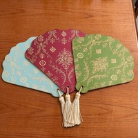 Éventails de mariage personnalisés en papier floral, carton texturé, impression couleur, pompon orange, invitations, cadeaux pour invités de mariage en plein air dans un jardin