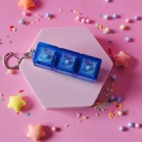 Porte-clés LED personnalisé avec logo imprimé UV, jouet mécanique anti-stress à 4 touches en acrylique plastique motif dessin animé pour cadeaux promotionnels