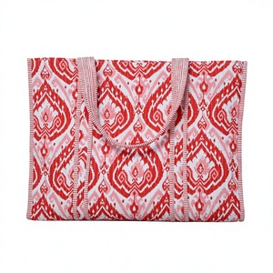 Sac fourre-tout matelassé en coton 100 % imprimé floral vintage, personnalisable avec logo, pour femme, collection hiver-printemps-été, fermeture ouverte, vente en gros - Product Image 1