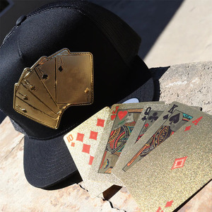 Baraja De Oro Gorra Plana Negra con Parche de Cuero Estampado de Cartas de Póker, Gorra Trucker al por Mayor - Product Image 1