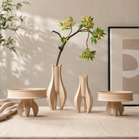 Vase en céramique beige pour fleurs et plateau décoratif avec base géométrique sculpturale, décoration de table moderne pour la maison