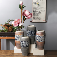 Vase moderne minimaliste en porcelaine bleue et blanche sculpté à la main pour la décoration de la maison et la culture hydroponique