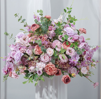 Große Rote Rosen sind mit künstlichen Blumenkugeln verziert, Hochzeitstischdekoration und Hochzeitsblumendekorationen