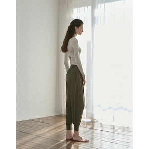 Haut de yoga SUHE TS-005 à manches longues et coupe ajustée, dos nu, pour femme, T-shirt de danse, couleurs unies automne rose, noir, abricot - Product Image 4