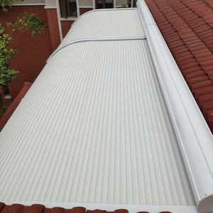 Tragaluz de listones de aluminio con aislamiento automático Diseño moderno Cortina de techo eléctrica Persiana Toldo de metal inteligente Instalación incorporada - Product Image 3