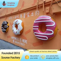 Sculpture géante en fibre de verre personnalisée pour la présentation de logo de boutique de donuts, support artificiel pour la vente de donuts, statue décorative de donuts.
