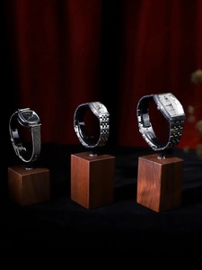 Pantalla de reloj con base de madera acrílica de nuevo diseño con brazalete de metal C Impresión de logotipo de bienvenida Promoción para tiendas y ventanas minoristas - Product Image 4