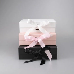 Caja de Regalo Magnética Plegable de Lujo Personalizable con Laminado Brillante/Mate, Grabado en Relieve y Forro de Esponja para Marco de Fotos - Product Image 1