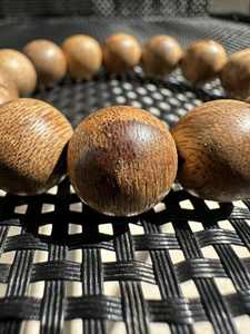 สร้อยข้อมือไม้กฤษณาฮานห์ฮัววินเทจขนาด 13 มม. – ไม้กฤษณาฮ์ฮัววินเทจที่ผ่านการบ่มแบบ 'รุค' ลายไม้โบราณ กลิ่นหอมหวานเข้มข้นหายาก - Product Image 2