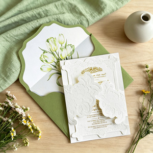 Invitación de Boda de Cartón Repujado 2026 con Fondo de Tulipanes Verde Hierba Claro y Sobre - Product Image 2
