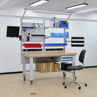 Table d'assemblage ESD en acier robuste avec étagères modulaires, tiroirs et accessoires industriels pour la production et l'assemblage de circuits imprimés