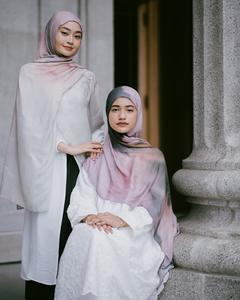 Voile de fleurs douces peintes en pastels adoucis, <span class=keywords><strong>tendre</strong></span> et aérien, élégance sans effort, hijab en modal twill Hush Meadow - Product Image 3