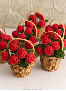 กระเช้าดอกกุหลาบถักโครเชต์สีแดง งานแฮนด์เมด ขนาดเล็ก สำหรับตกแต่งโต๊ะทำงาน - Product Image 3