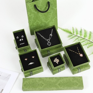 Boîte à bijoux en papier de style frais, carrée, verte, gaufrée, avec couvercle et base, pour colliers, boucles d'oreilles, bracelets et pendentifs – Stock usine - Product Image 3