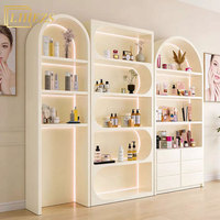 Étagère de magasin de cosmétiques blanche personnalisée, service de design d'intérieur pour salon de beauté, éclairage LED, rangement en arc, boutique commerciale