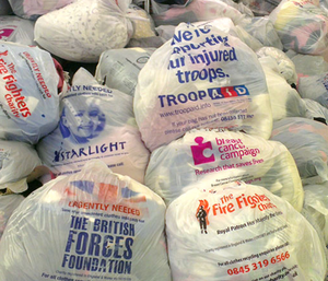 Support personnalisable pour T-shirt, pochette en plastique imprimée en gravure, pour usage domestique, collecte de vêtements d'occasion, charité - Product Image 1