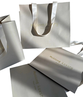 Sac cadeau en papier d'art recyclable, durable, avec logo personnalisé imprimé offset et estampage à chaud, pour vêtements, cosmétiques, parfums, promotion, avec poignée longue