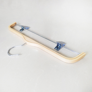 Perchas planas de madera contrachapada de 370 mm para pantalones y faldas con clips ajustables para boutiques minoristas - Product Image 3