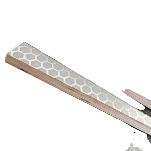 <span class=keywords><strong>Panneau</strong></span> en treillis métallique <span class=keywords><strong>antidérapant</strong></span> moderne 12mm-30mm <span class=keywords><strong>contreplaqué</strong></span> <span class=keywords><strong>antidérapant</strong></span> à face en mélamine avec placage de bouleau Normes d'émission de formaldéhyde E0 - Product Image 1