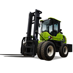 Carrello Elevatore Compatto da 3,5 Tonnellate per Fuoristrada e Terreni Accidentati con Cabina Chiusa e Forche per Trasporto Transversale - Product Image 2