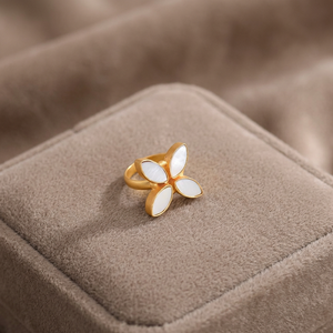 แหวนมุกดอกไม้ Laxmi Jewellers ชุบทอง ปรับขนาดได้ เครื่องประดับแฟชั่นผู้หญิง ดีไซน์ลายดอกไม้ สไตล์มินิมอล - Product Image 3
