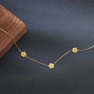 Collier ras-de-cou vintage en acier inoxydable avec pendentif fleur de prunier plaqué or - Product Image 5