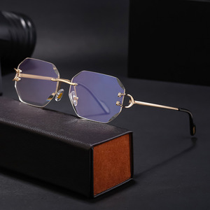 Lunettes de <span class=keywords><strong>soleil</strong></span> unisexes de style européen et américain, rétro, tendance, en métal, verres UV400, bordure carrée sans monture, coupe diamant, transfrontalières - Product Image 1