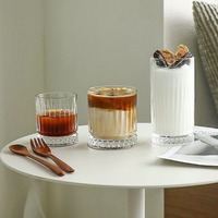 Verre à boire moderne rétro à nervures verticales avec base diamantée gravée, idéal pour café glacé et whisky