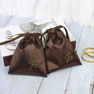 Sacs à cordon en satin de polyester écologique de luxe Softy avec logo personnalisé imprimé en sérigraphie pour le rangement des perruques et l'emballage de cadeaux - Product Image 5