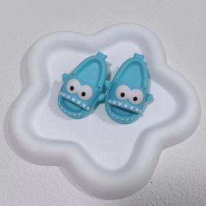 Breloques amusantes en forme de monstre pour sabots, décorations de sandales miniatures de dessin animé DIY, accessoires de sabots en PVC Kawaii pour enfants et femmes, cadeau - Product Image 5