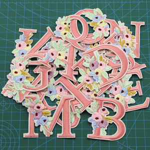 刺繍入りA-Z服の名前ロゴDiyピンクフラワーレター刺繍アイアンオンレターパッチ - Product Image 4