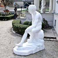 Klassische Griechische Stil Villa Garten Weißer Marmor Sitzende Männliche Nacktfigur Statue