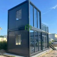 Maison conteneur à double étage avec mur-rideau en verre, bâtiment modulaire moderne en acier avec fenêtres panoramiques