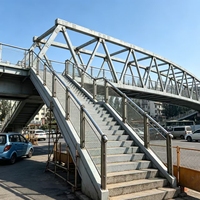 Pont piétonnier en structure acier au design moderne et durable pour passage de centre commercial