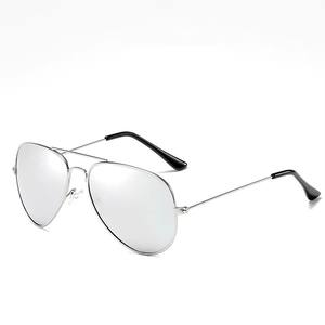 Lunettes de soleil unisexes vintage 2025 en alliage UV400, dégradé doré, métal noir, ovales, pour hommes et femmes - Product Image 4