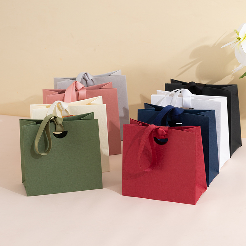 Custom Luxury Paper Bag for Packaging Gifts Texture Paper Material Ready to Ship Giftcardboard Cosmetic Paper Packaging Box