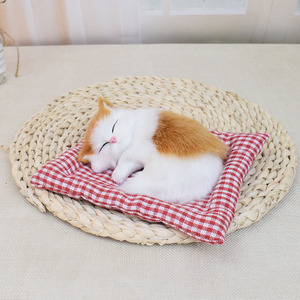 Tappetino imbottito in cotone simulazione <span class=keywords><strong>gatto</strong></span> addormentato peluche bambola gattino vita come bambola <span class=keywords><strong>gatto</strong></span> peluche modello animale <span class=keywords><strong>gatto</strong></span> addormentato <span class=keywords><strong>con</strong></span> letto - Product Image 2