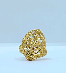 Elegante Anillo de Filigrana de Oro Amarillo de 22K para Mujer con un Intrincado Diseño Floral de Malla y Detalle Recortado - Product Image 1