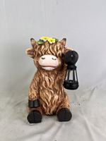 Hochland-Kuh Gartenfigur aus Harz mit Blumenkrone, Willkommensschild & Solar-Laterne, Wasserfeste Outdoor-Tierfigur