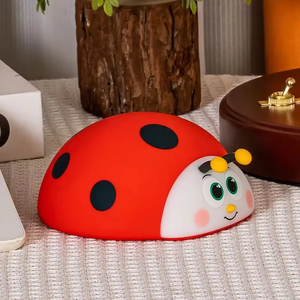 Lámpara <span class=keywords><strong>de</strong></span> Noche LED Moderna con Forma <span class=keywords><strong>de</strong></span> Mariquita, <span class=keywords><strong>de</strong></span> Silicona Suave, Funciona con Batería, Luz Blanca Cálida, Control Táctil, Lámpara <span class=keywords><strong>de</strong></span> Mesa para Decoración <span class=keywords><strong>de</strong></span> Interiores del Hogar - Product Image 1