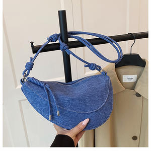 กระเป๋าสะพายข้างผู้หญิงทรงเดนิมสุดหรู ดีไซน์เก๋ไก๋ ทันสมัย แบบสะพายไหล่หรือถือใต้วงแขน - Product Image 3