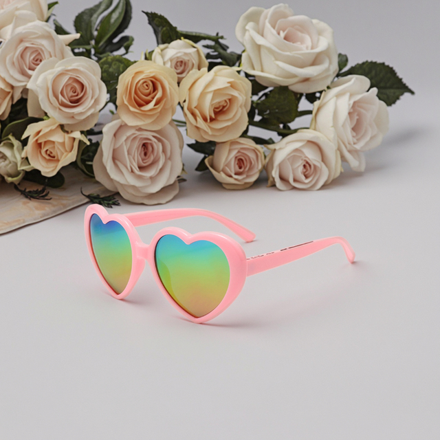 2026 Trending Light Weight Durable Comfortable Full Rim Women's Heart-Shaped Sunglasses UV400 Lenses PC Custom Logo Vintage