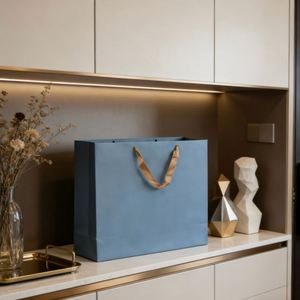 Bolsa de Cartón Azul para Compras, Plegable, Reciclable, con Asas de Algodón Trenzado y Logotipo Impreso Personalizado - Product Image 5