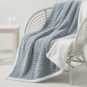 Couverture en flanelle côtelée 3D compacte de voyage, portable et chaude, pour les genoux, idéale pour les cabines de première classe des avions, trains et bus. - Product Image 1